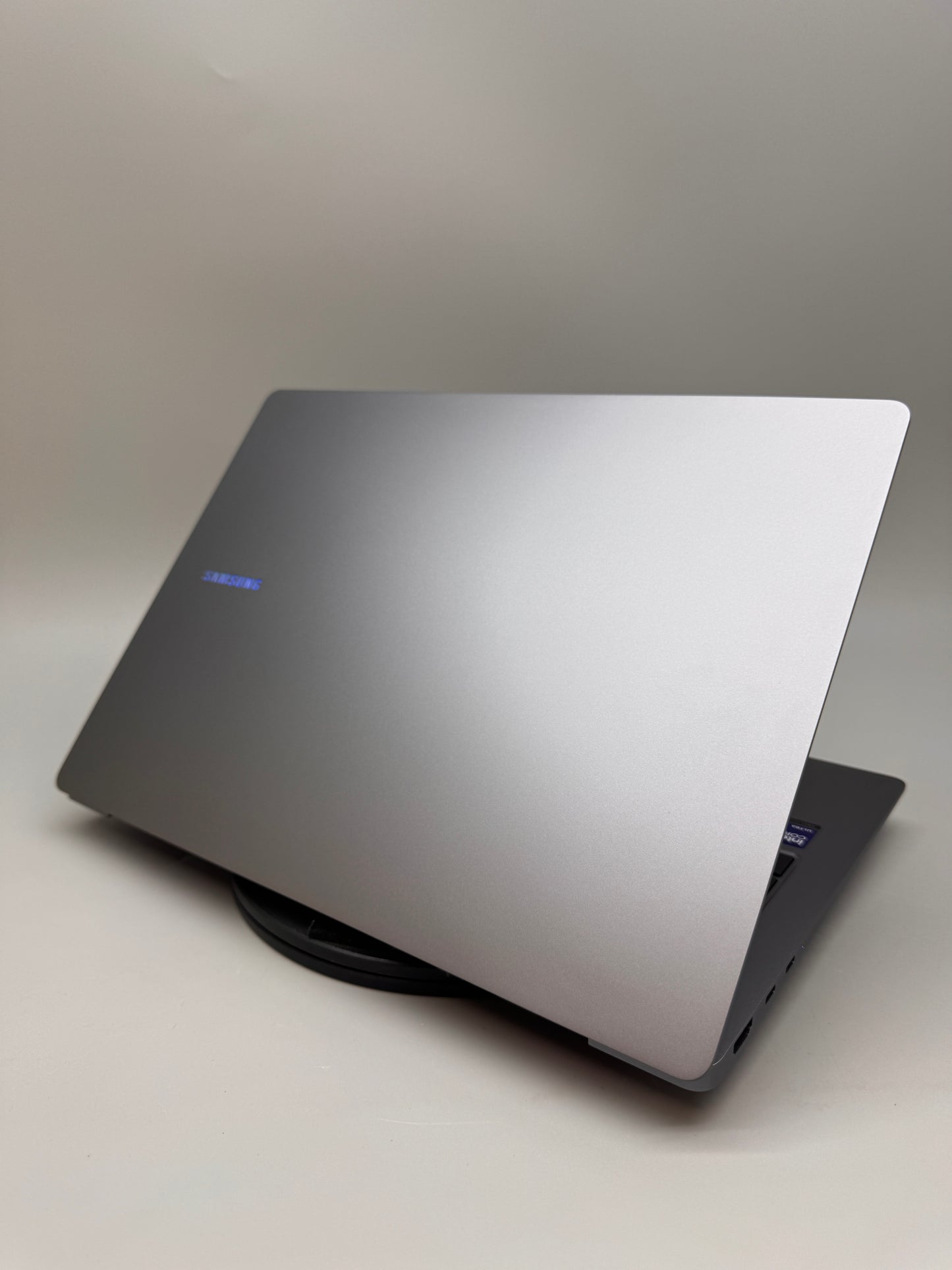 Samsung Galaxy Book5 Pro 14in Touchscreen Laptop Ultra 7 256V 16GB RAM 512GB SSD AMOLED Windows 11 Home Grey NP944XHA-KG2UK