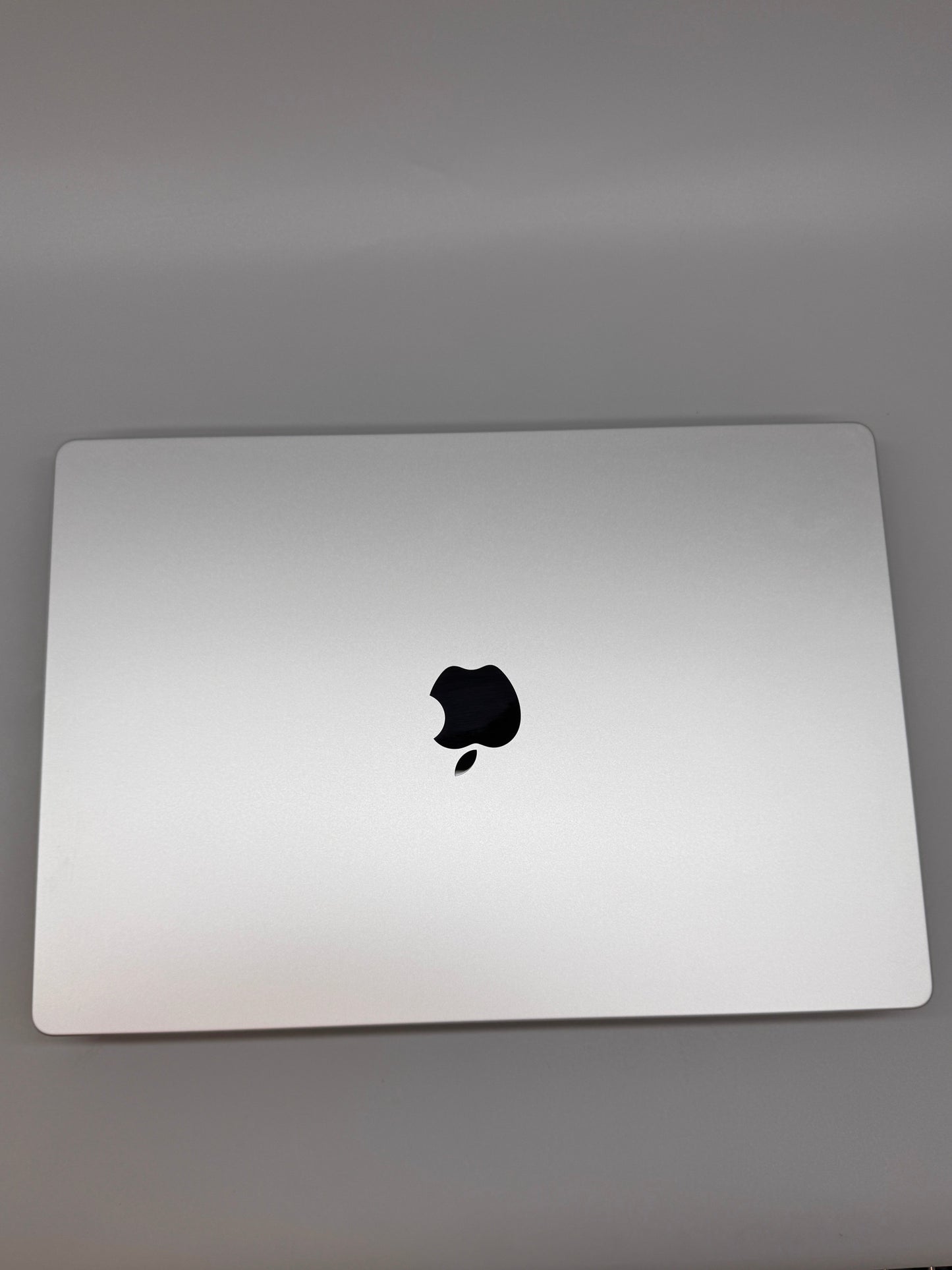 Apple MacBook Pro 16 2026 Laptop M5 Max 18-Core CPU 16-Core GPU 36GB RAM 2TB SSD macOS Silver MGE74B/A