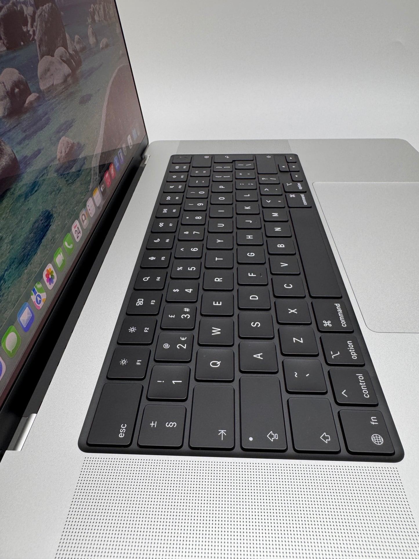 Apple MacBook Pro 16 2026 Laptop M5 Max 18-Core CPU 16-Core GPU 36GB RAM 2TB SSD macOS Silver MGE74B/A