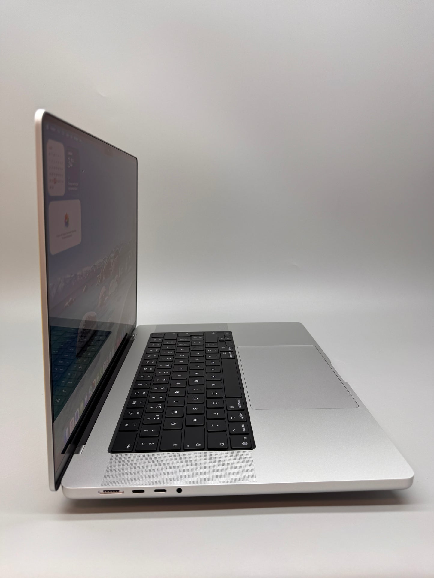 Apple MacBook Pro 16 2026 Laptop M5 Max 18-Core CPU 16-Core GPU 36GB RAM 2TB SSD macOS Silver MGE74B/A