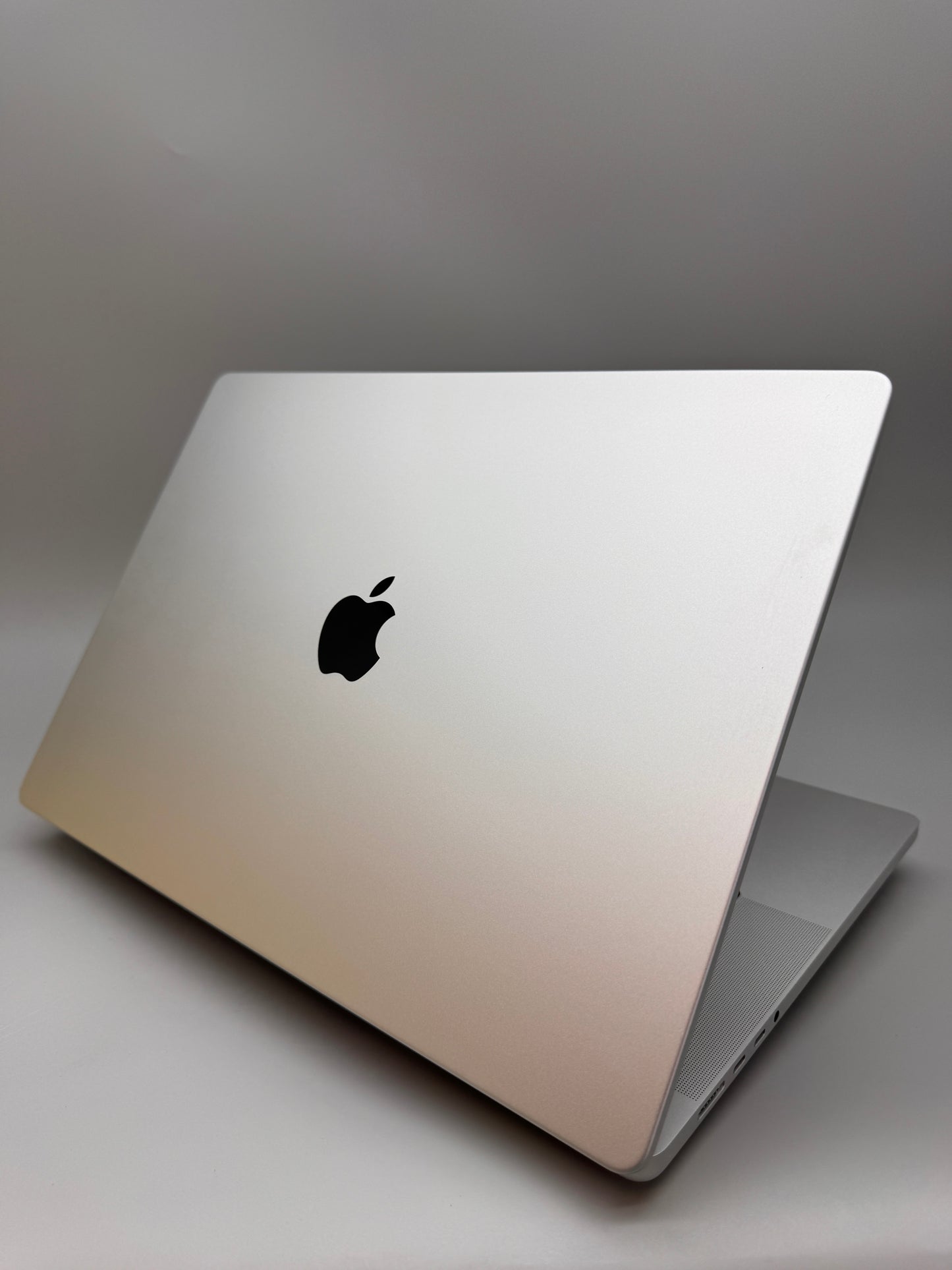 Apple MacBook Pro 16 2026 Laptop M5 Max 18-Core CPU 16-Core GPU 36GB RAM 2TB SSD macOS Silver MGE74B/A