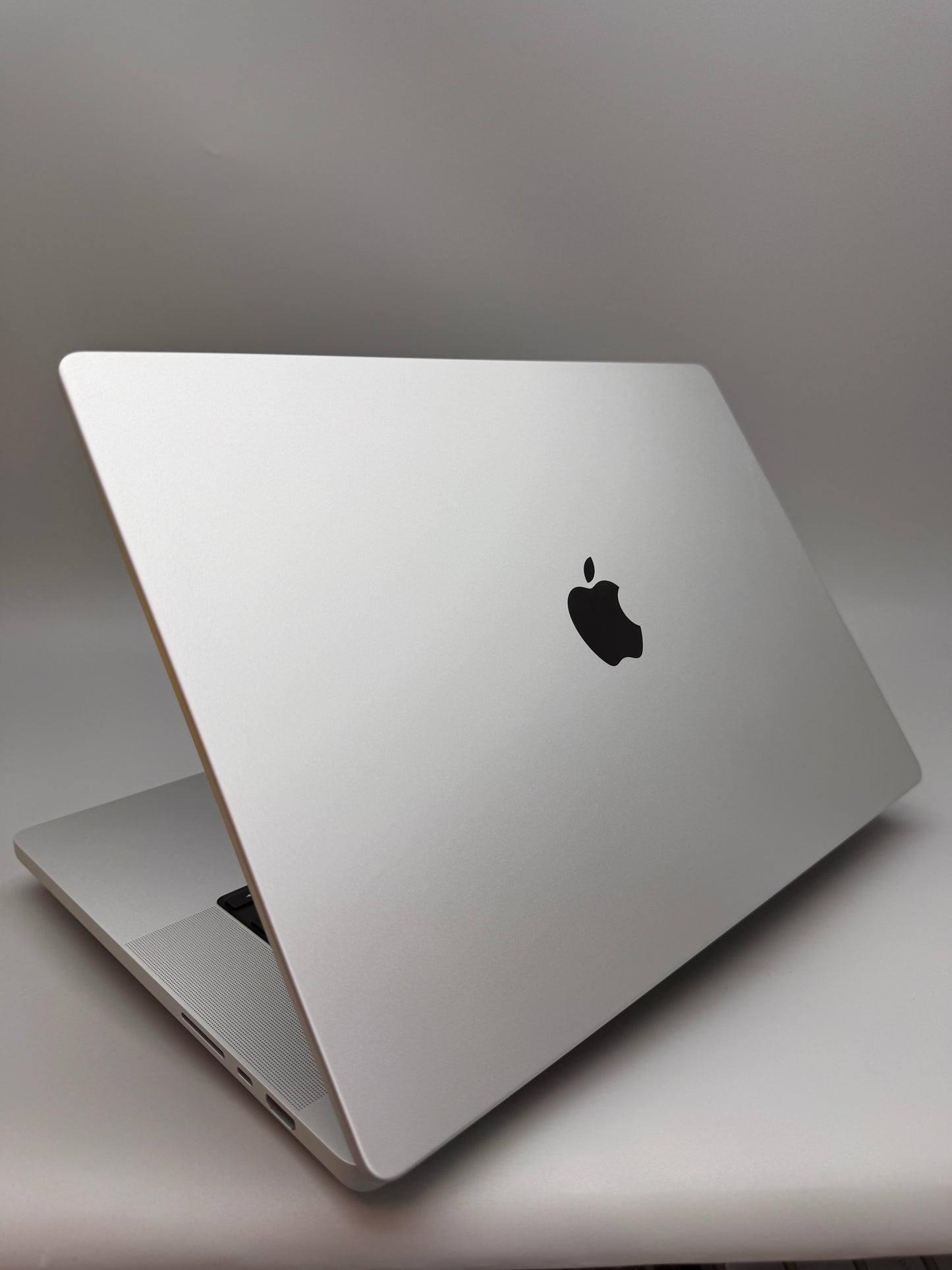 Apple MacBook Pro 16 2026 Laptop M5 Max 18-Core CPU 16-Core GPU 36GB RAM 2TB SSD macOS Silver MGE74B/A
