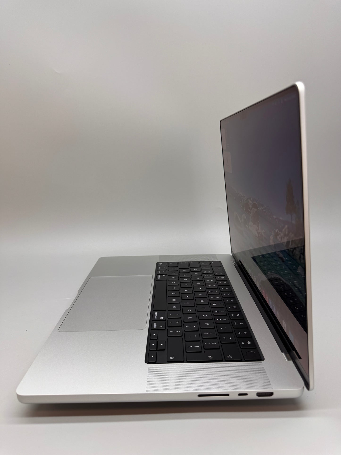 Apple MacBook Pro 16 2026 Laptop M5 Max 18-Core CPU 16-Core GPU 36GB RAM 2TB SSD macOS Silver MGE74B/A